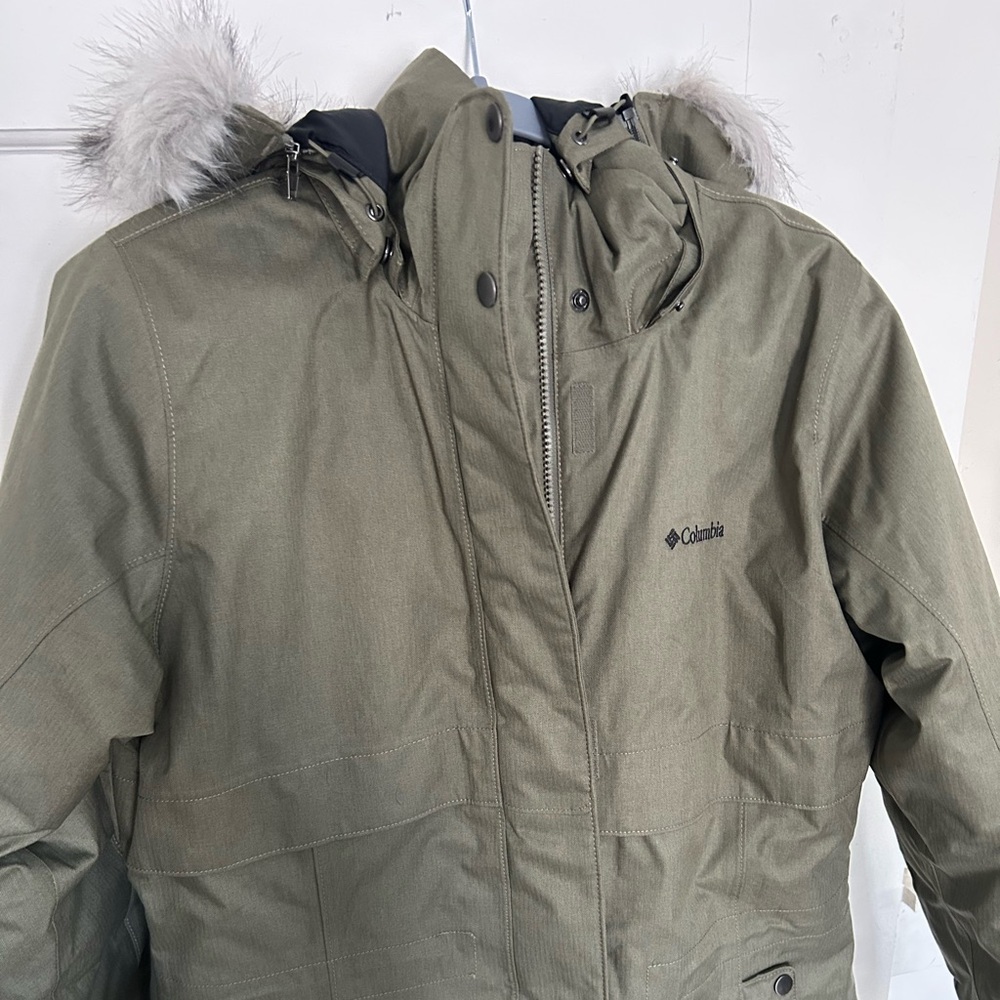 Columbia Green Ski Jacket with High Collar and Water-Resistant Material